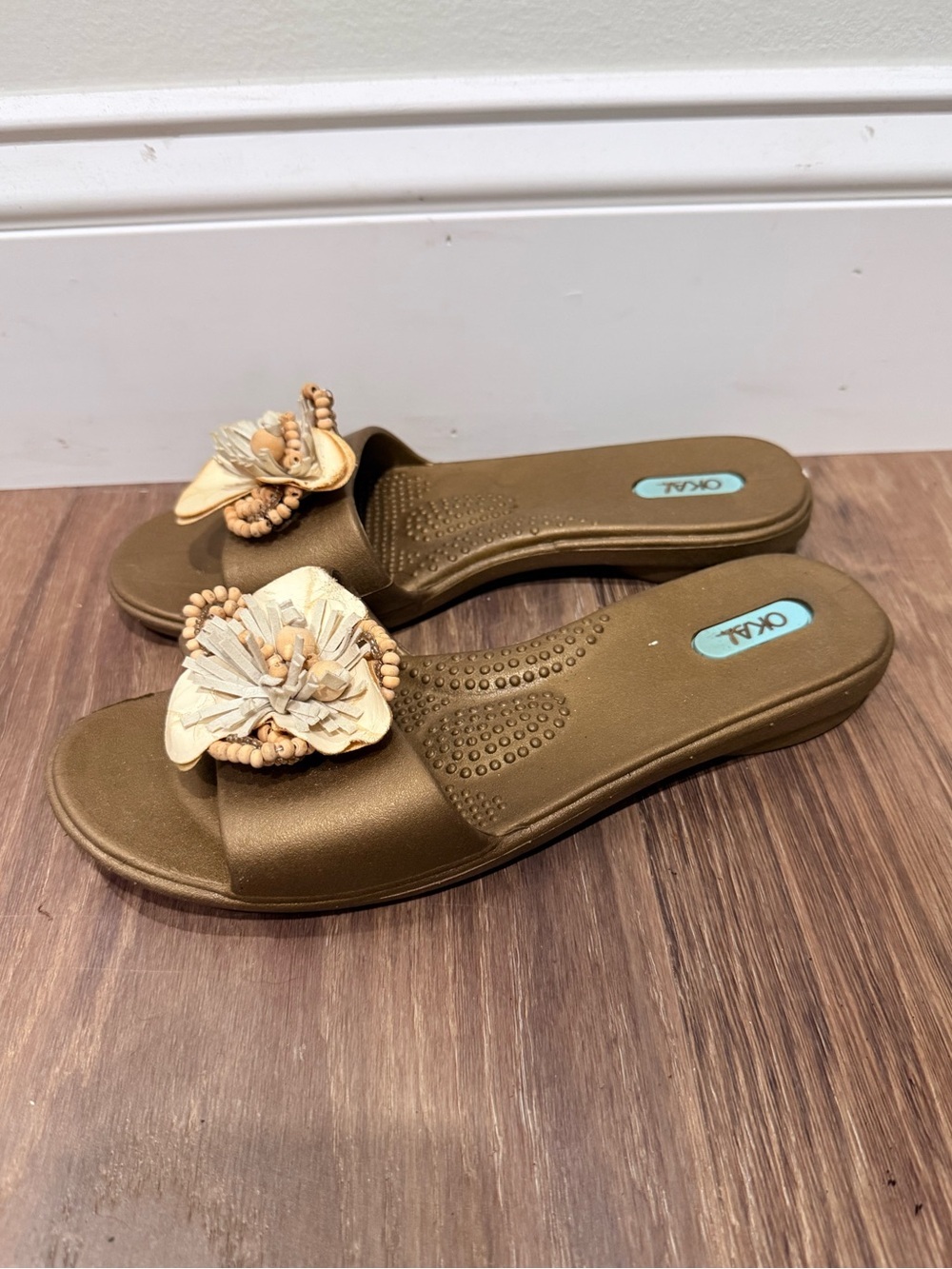 🔥OKAL Olive Green Slide Sandals with Decorative Flower Size 6 EC🔥